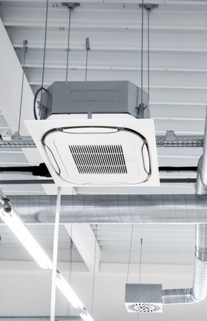 Klimaanlagen für Gewerbe Ein Deckenventilator hängt von der Decke eines Gebäudes.