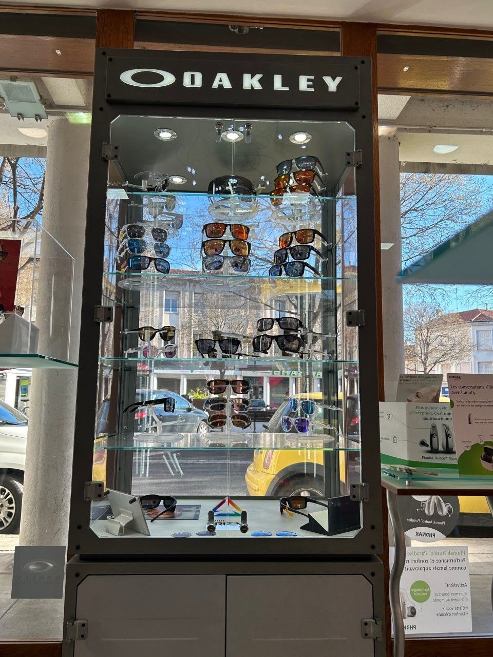 Vitrine avec lunettes Oakley