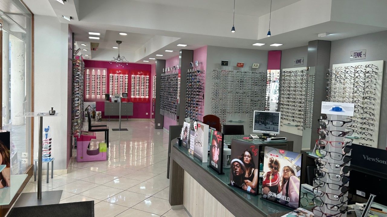 L'intérieur du magasin d'optique