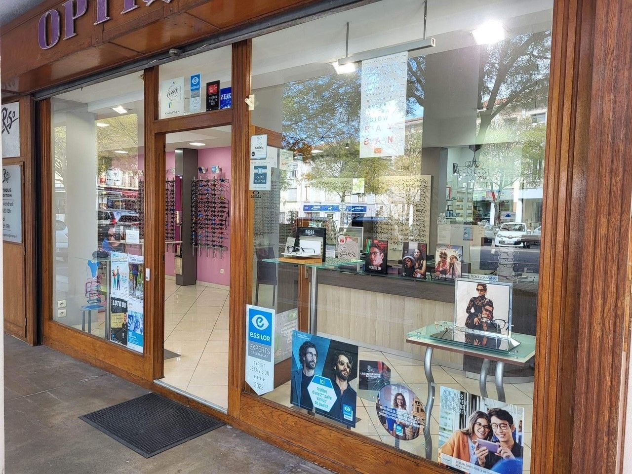 Vitrine magasin d'optique et surdité