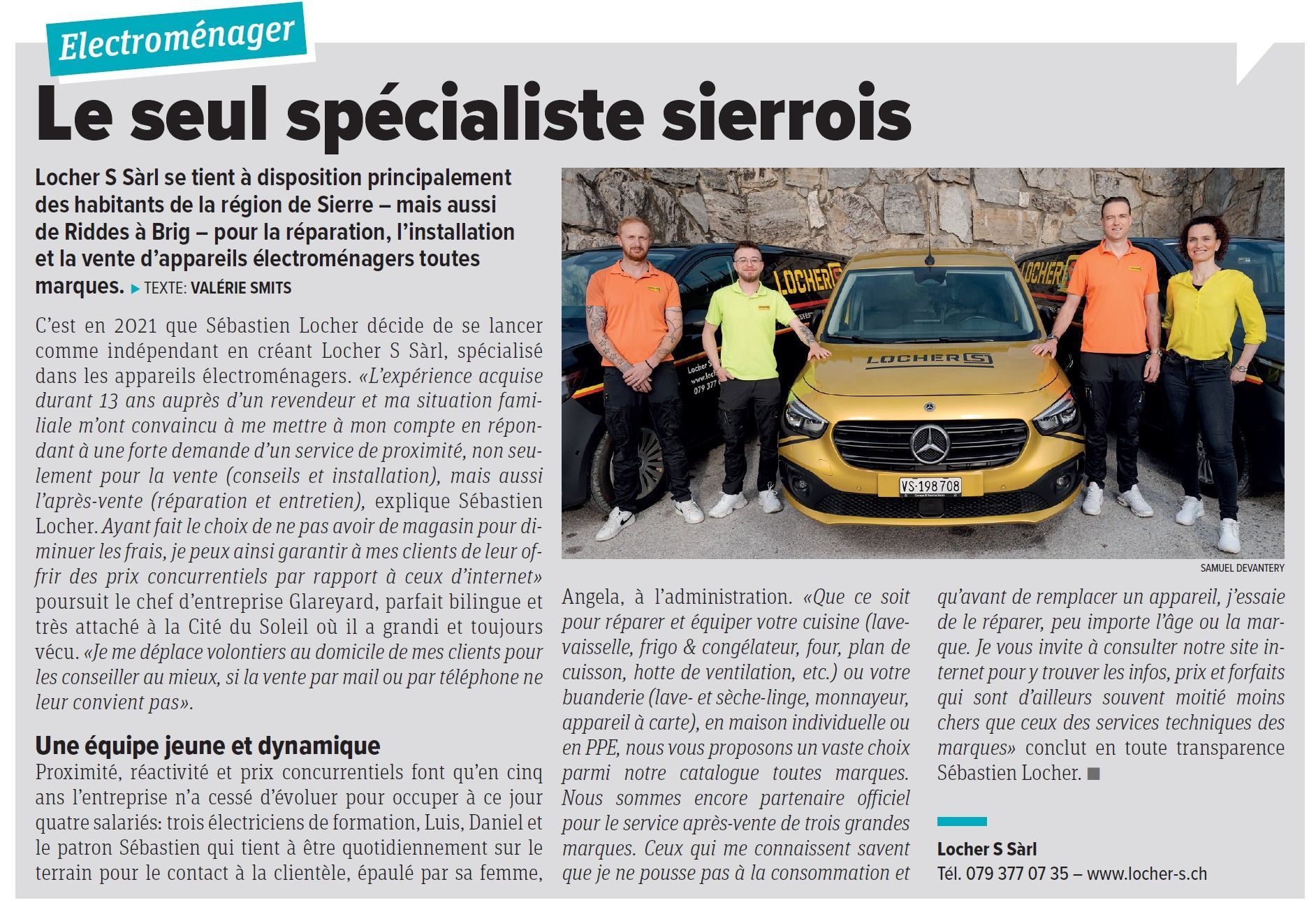 Quatre personnes se tiennent devant une camionnette Mercedes dorée. Des hommes en chemises orange et jaunes, et une femme en chemise jaune.