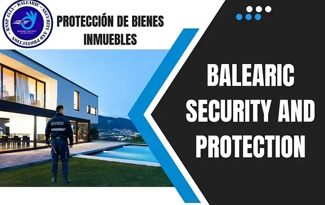 Un guardia de seguridad se encuentra frente a una casa grande.