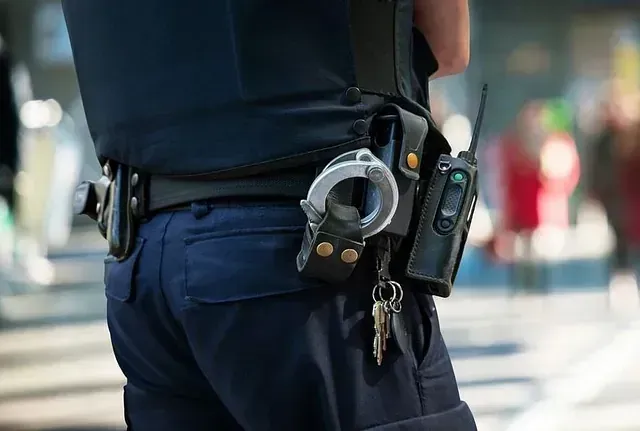 Un oficial de policía con esposas y llaves en el cinturón.
