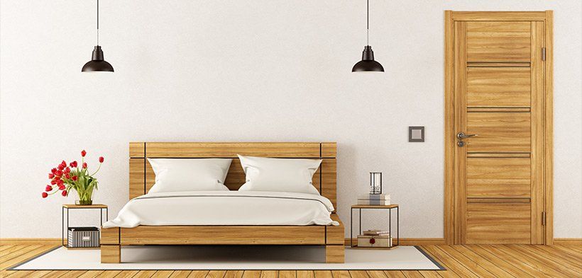 Chambre à coucher avec une porte en bois assortie au sommier du lit