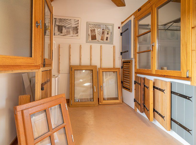 Différentes réalisations de volets et fenêtres en bois