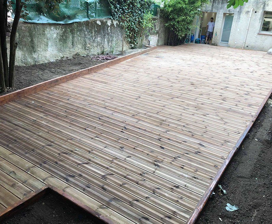 Terrasse en bois dont la pose est récente