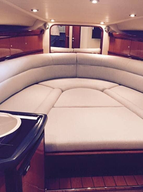 El interior de un barco con una cama y un lavabo.