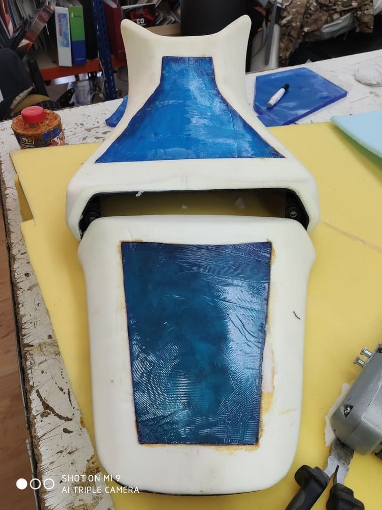 Se está construyendo un asiento de motocicleta sobre una mesa.