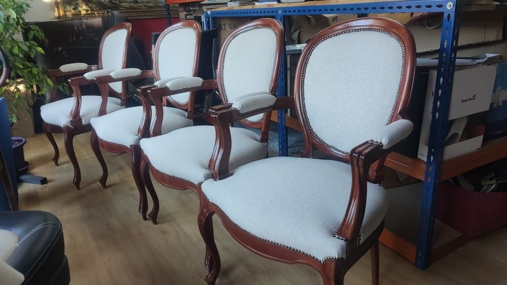 Una fila de sillas están alineadas en una habitación