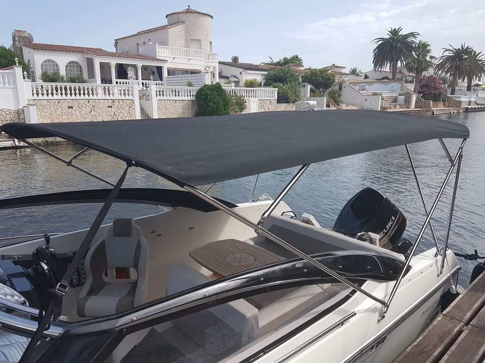 Un barco con un dosel negro encima.