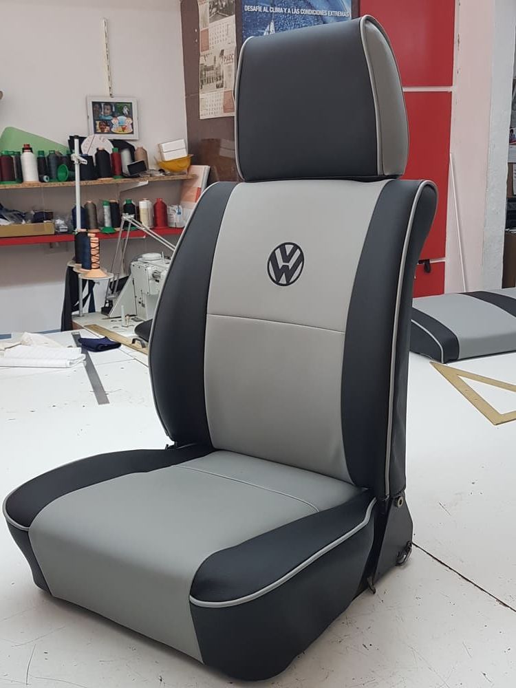 Un asiento negro y gris con el logotipo de Volkswagen.