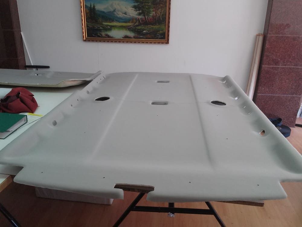 Un techo blanco con un cuadro en la pared encima.