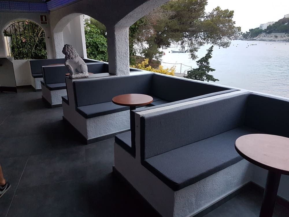 Un patio con vista a un cuerpo de agua.