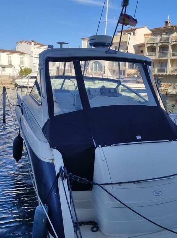 Un barco azul y blanco está atracado en un puerto.