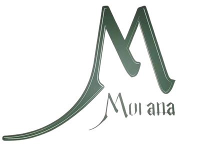 Una gran letra M verde estilizada que se asemeja a una montaña, con el texto