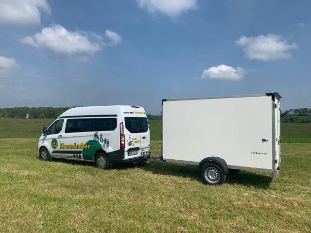 Auto Taxi der Firma Taxi Bianca Kreuzhuber mit Anhänger