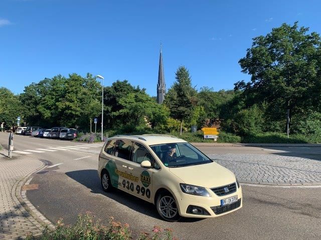 Auto-Taxi der Firma Taxi Bianca Kreuzhuber von außen auf der Straße
