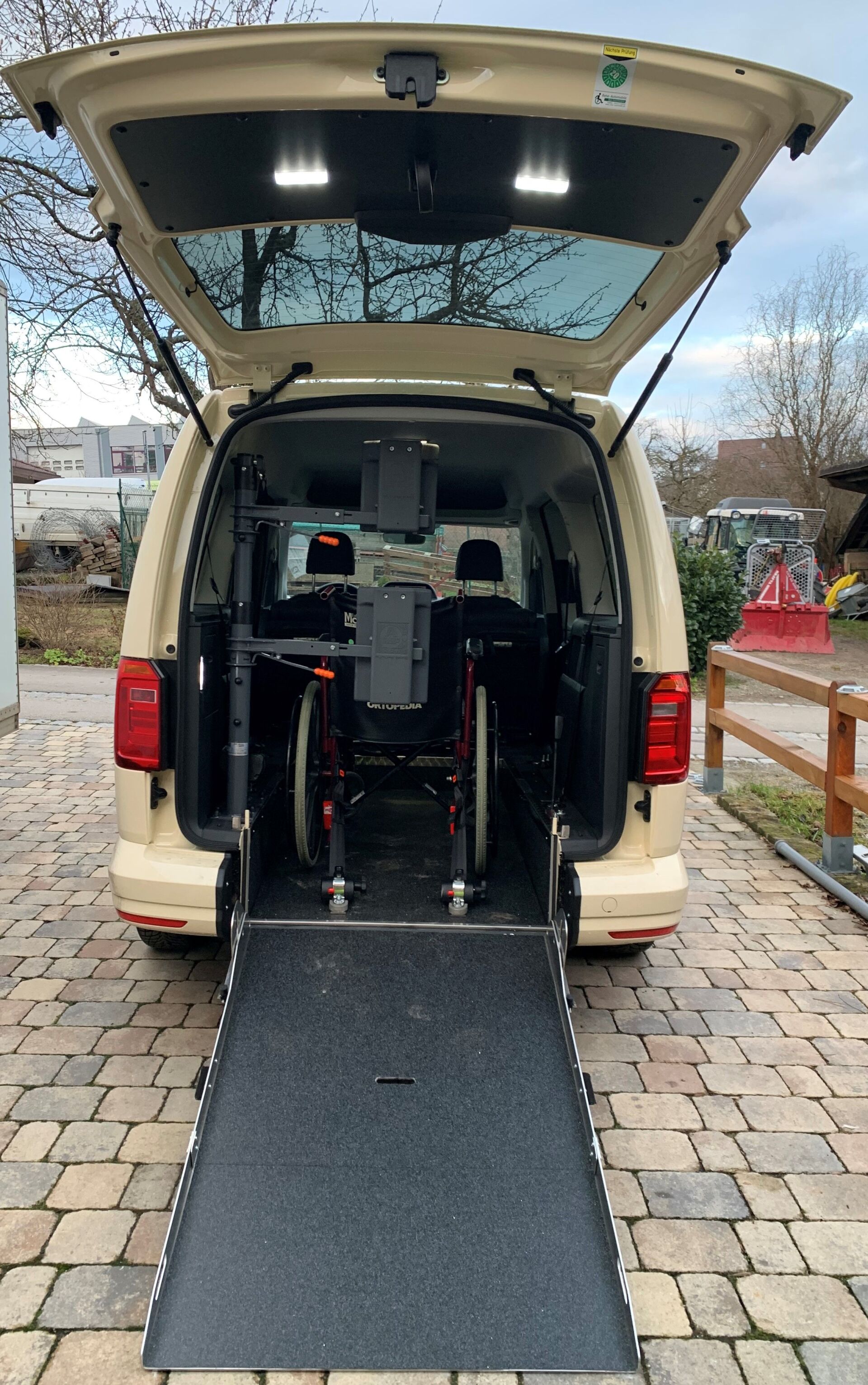 Großraumtaxi mit Rampe für Rollstühle mit offenem Kofferraum