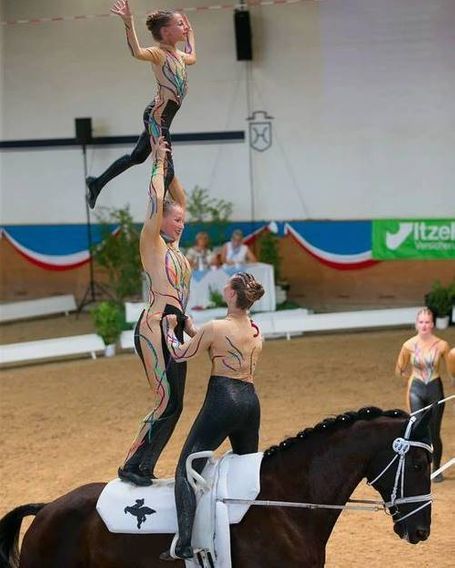 Akrobatinnen mit Pferd