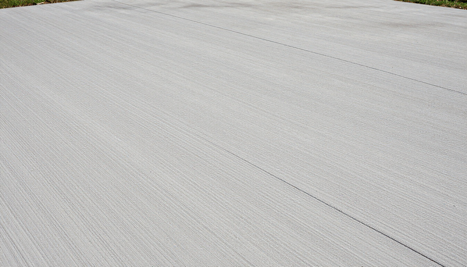 Primer plano de una superficie texturizada de color gris claro con una línea de costura diagonal.