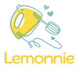 Batidora de mano amarilla con corazones turquesa sobre la palabra «Lemonnie»