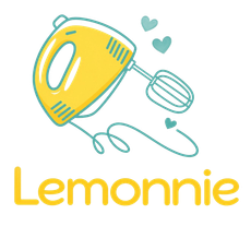 Batidora de mano amarilla con corazones turquesa sobre la palabra «Lemonnie»
