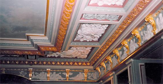 Plafond avec moulures en couleurs