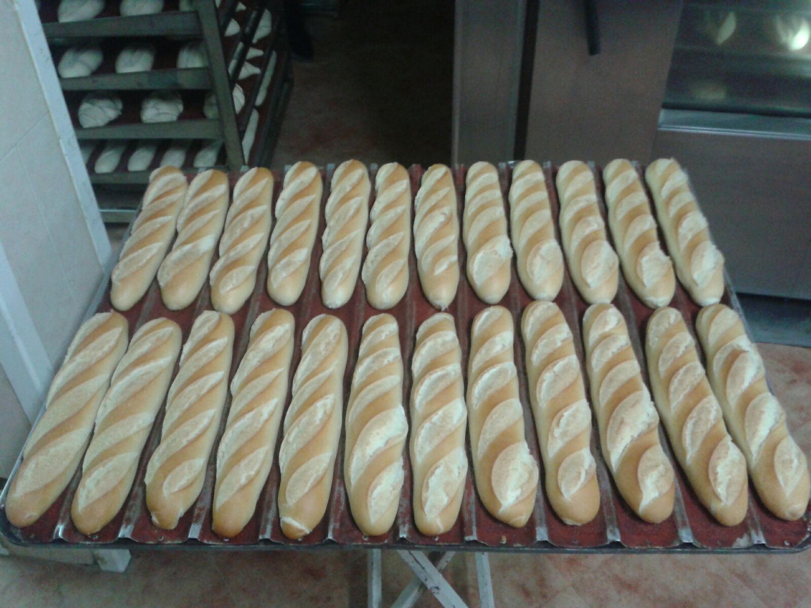 Un montón de hogazas de pan están en una bandeja