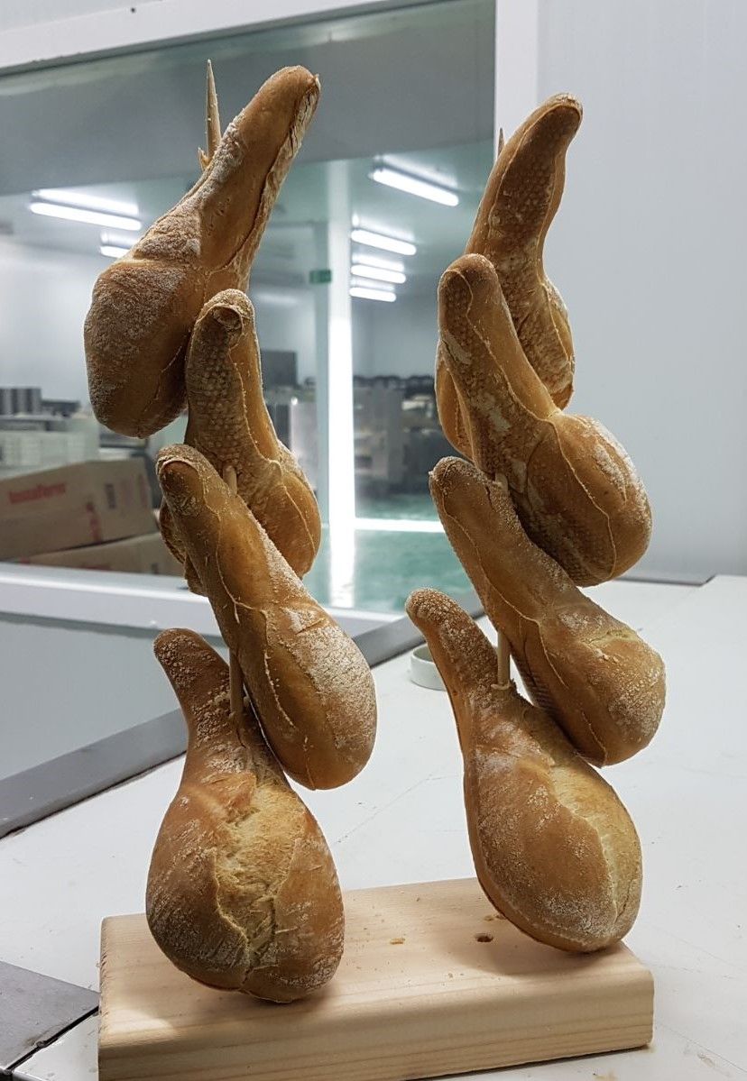 Un montón de pan está sobre un soporte de madera.