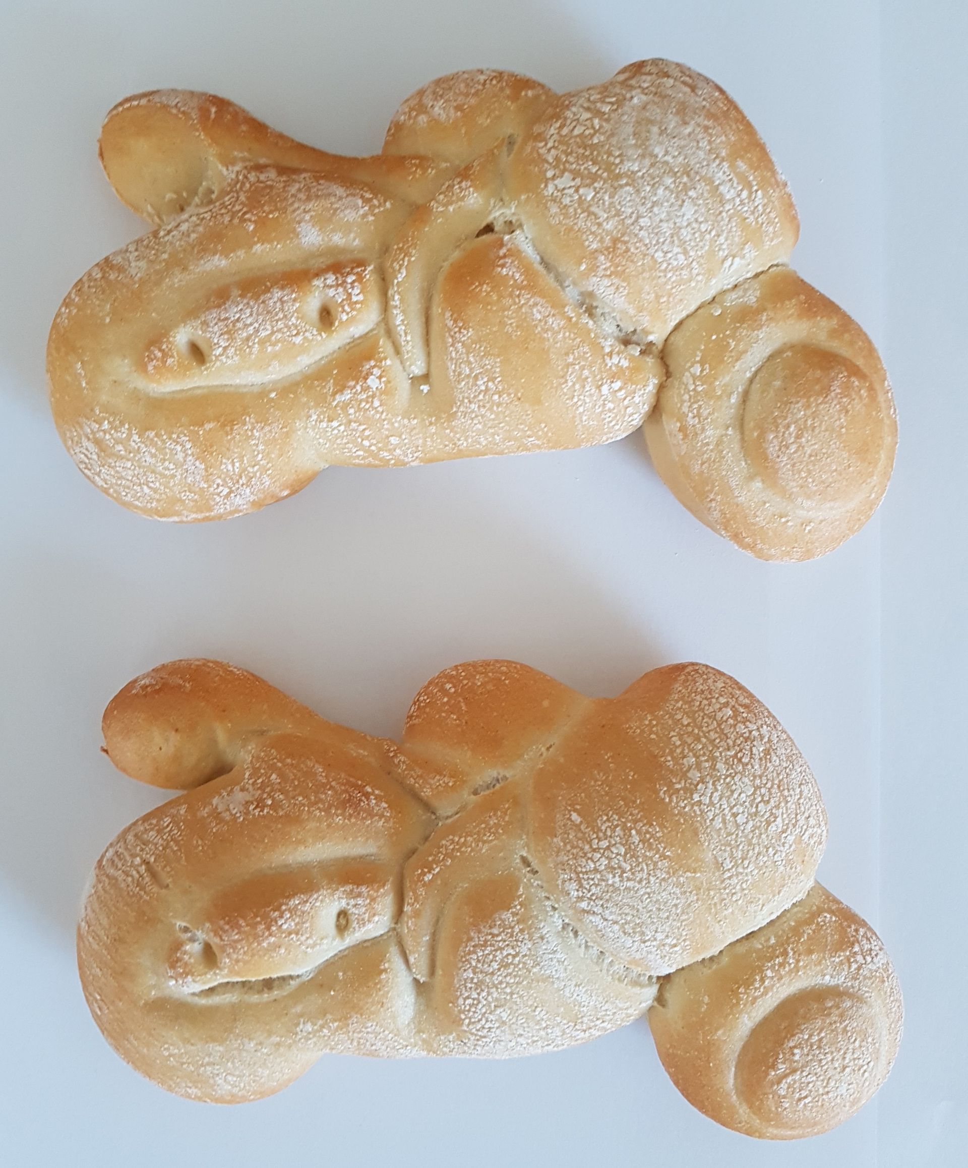 Dos rollos en forma de motocicleta están colocados sobre una superficie blanca.