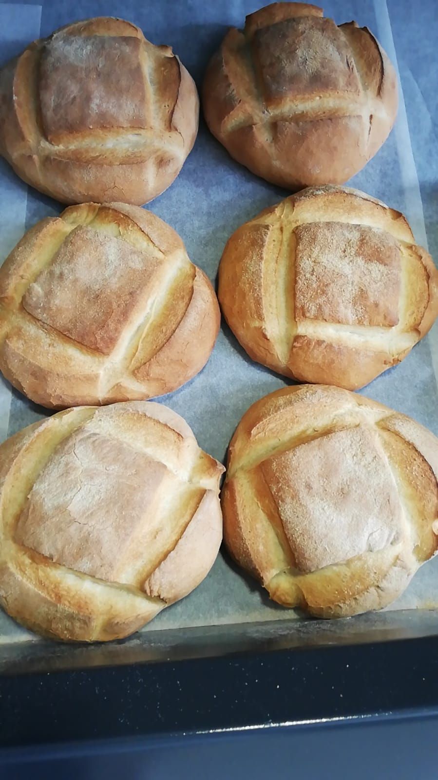 Un montón de pan está sobre una mesa