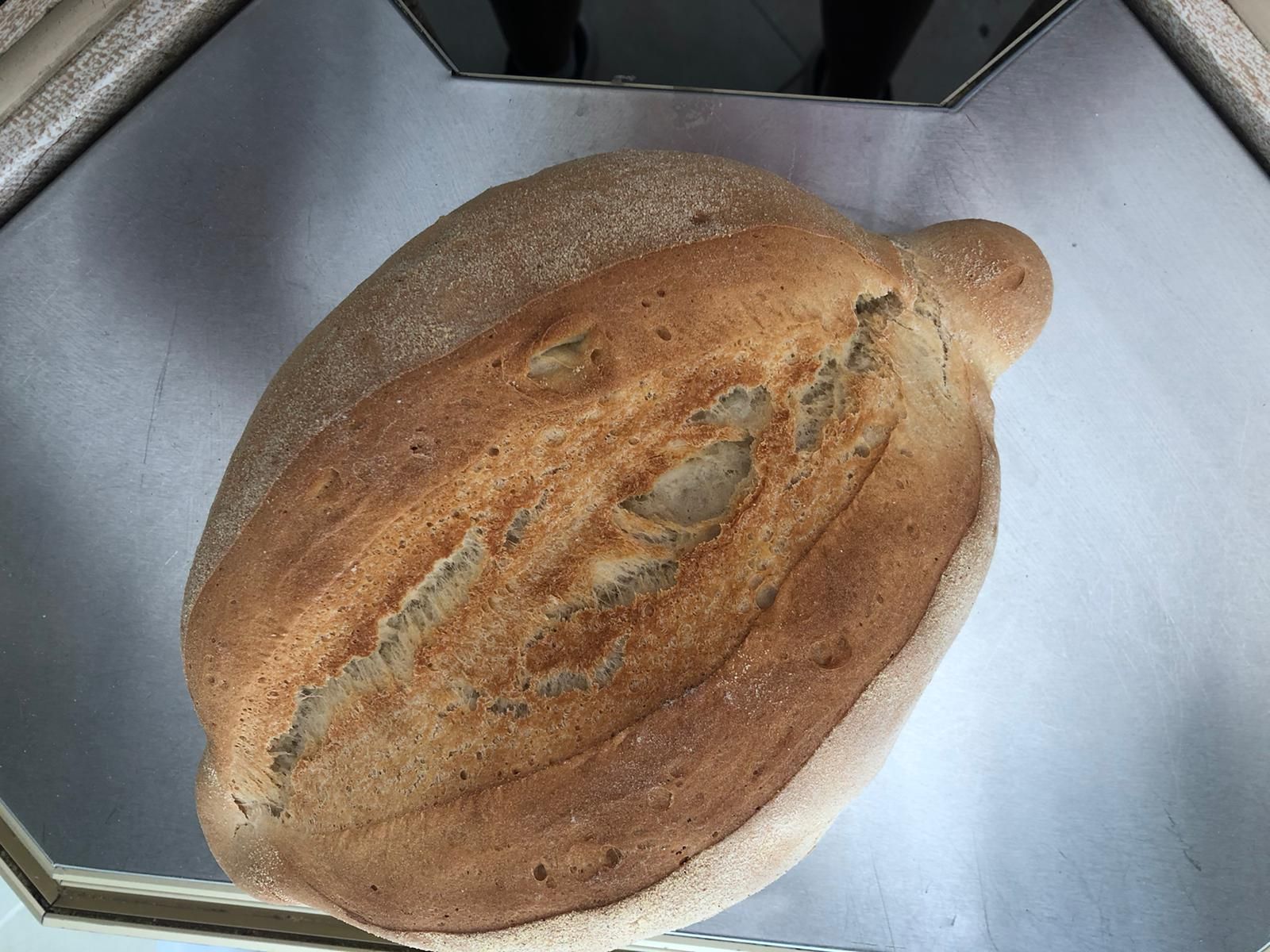 Una hogaza de pan está encima de una mesa.