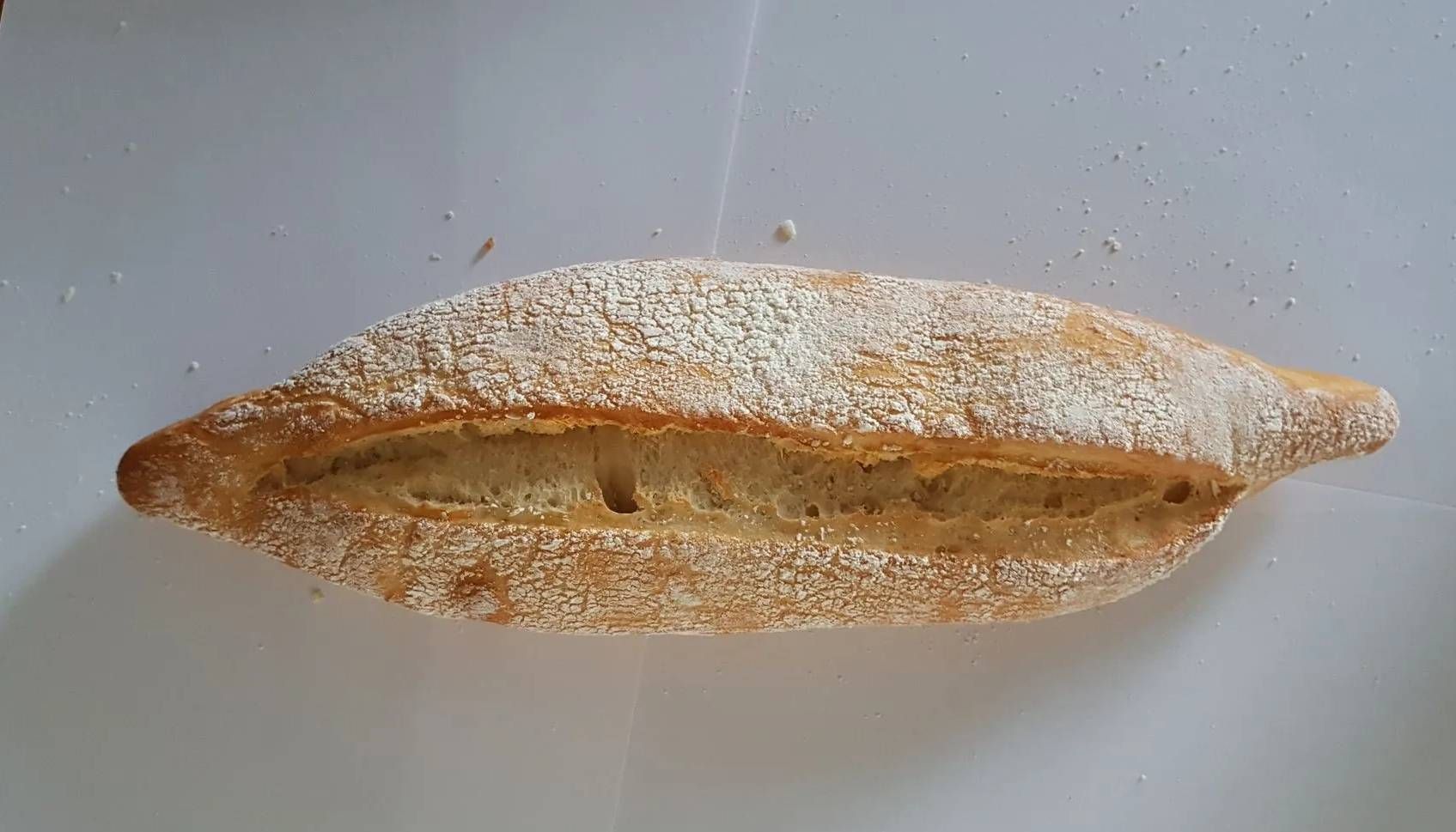 Dos croissants con forma de concha sobre una superficie blanca