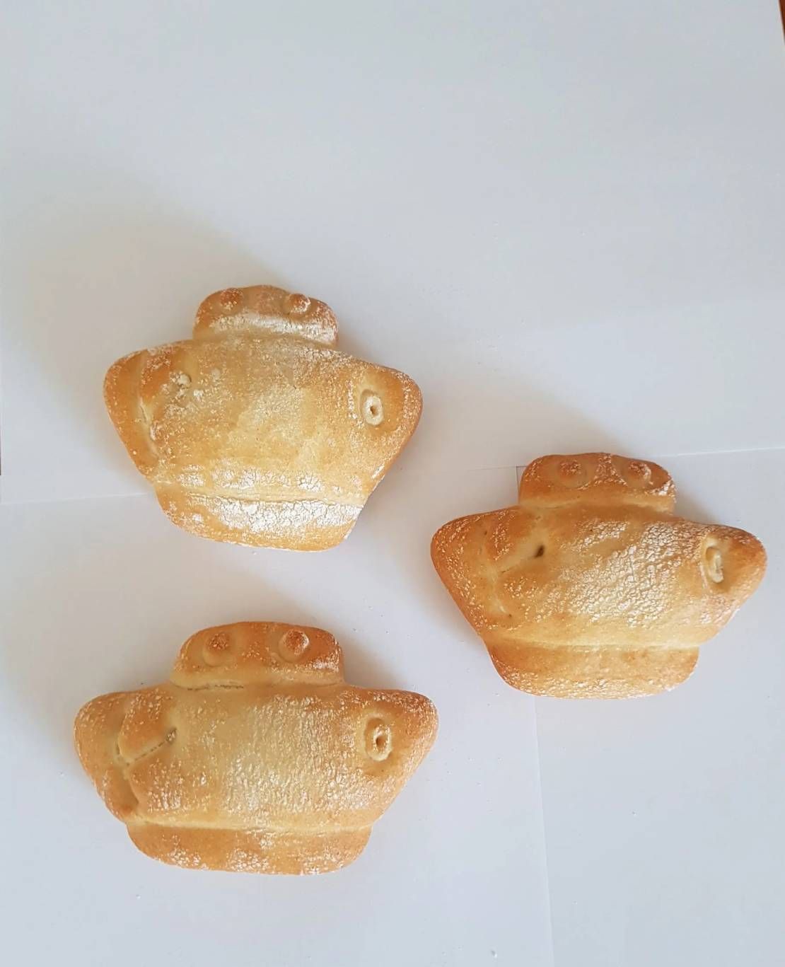 Dos hogazas de pan están sobre una superficie blanca