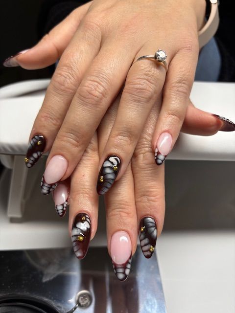 Ongles avec vernis transparent et un dégradé couleur olive