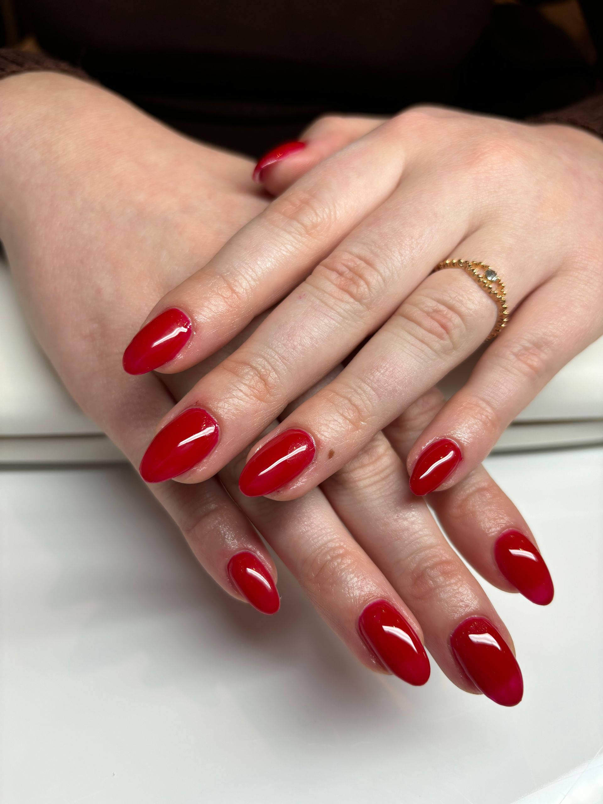 Ongles longs avec gel d'un rouge prononcé