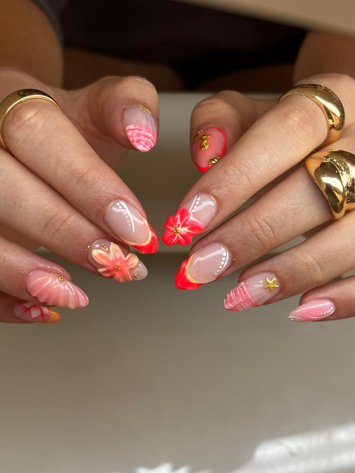 Longs ongles avec gel et renfort, avec vernis alterné bordeaux et fantaisie rose