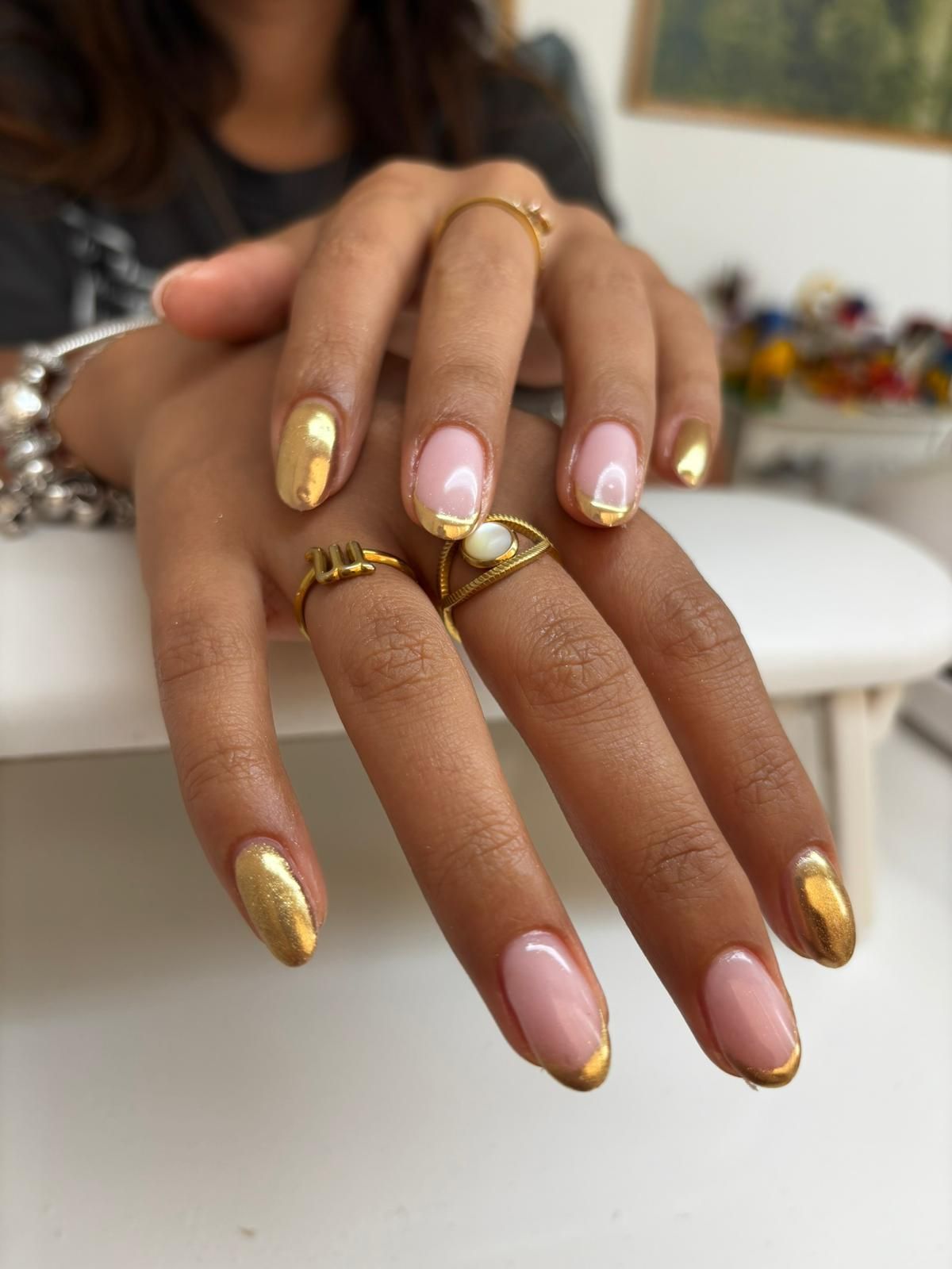 French manucure sur les ongles avec une légère esthétique