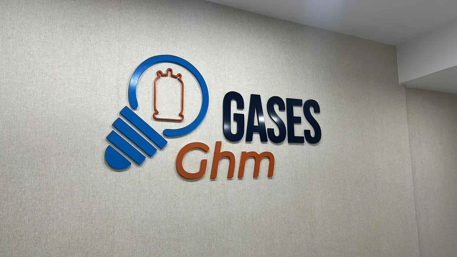 Letrero circular blanco para escaparate. Marco plateado, cara blanca, montado sobre un poste negro.