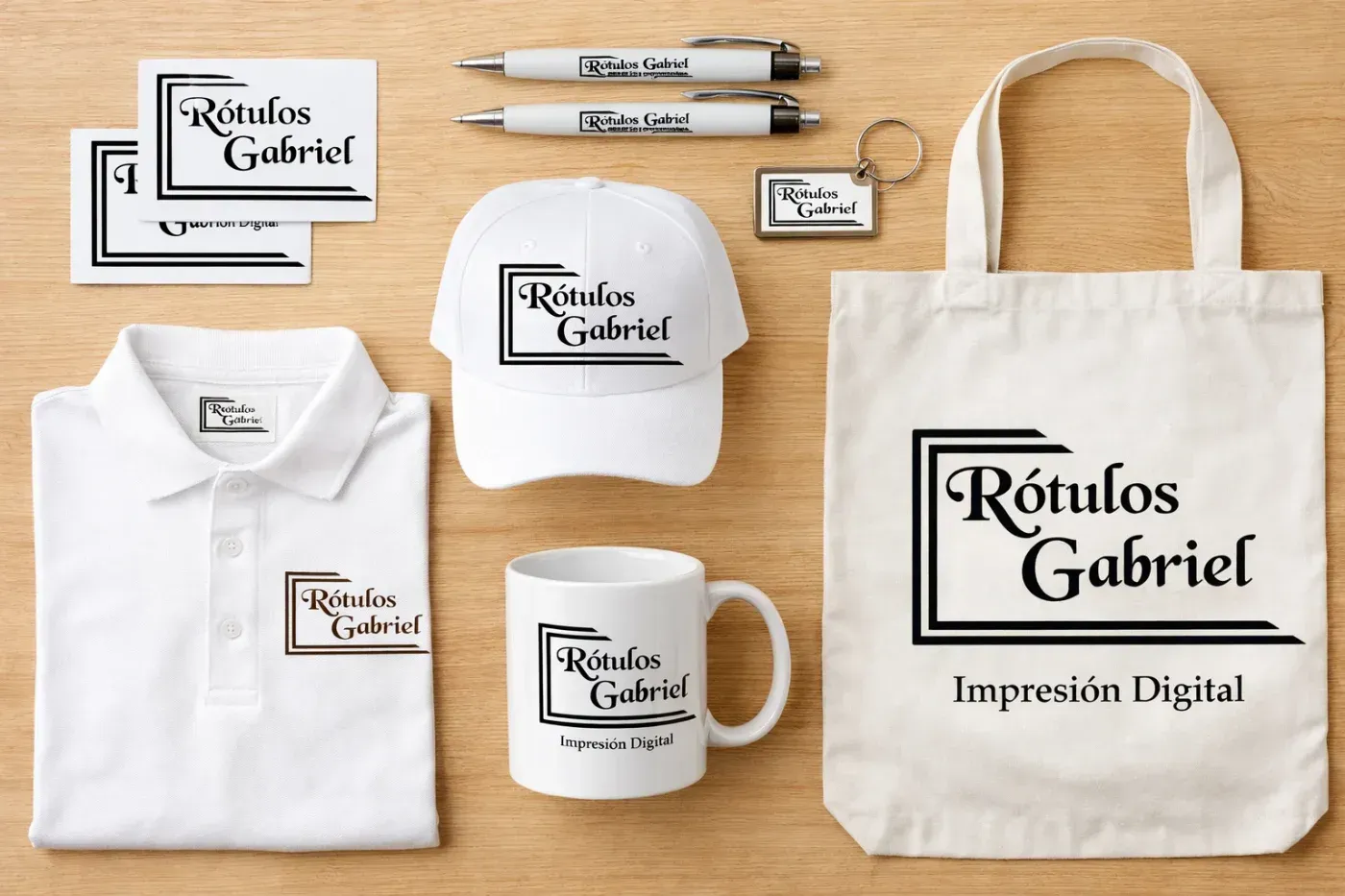 Maqueta de marca: polo blanco, gorra, taza, bolso de mano, bolígrafos, llavero