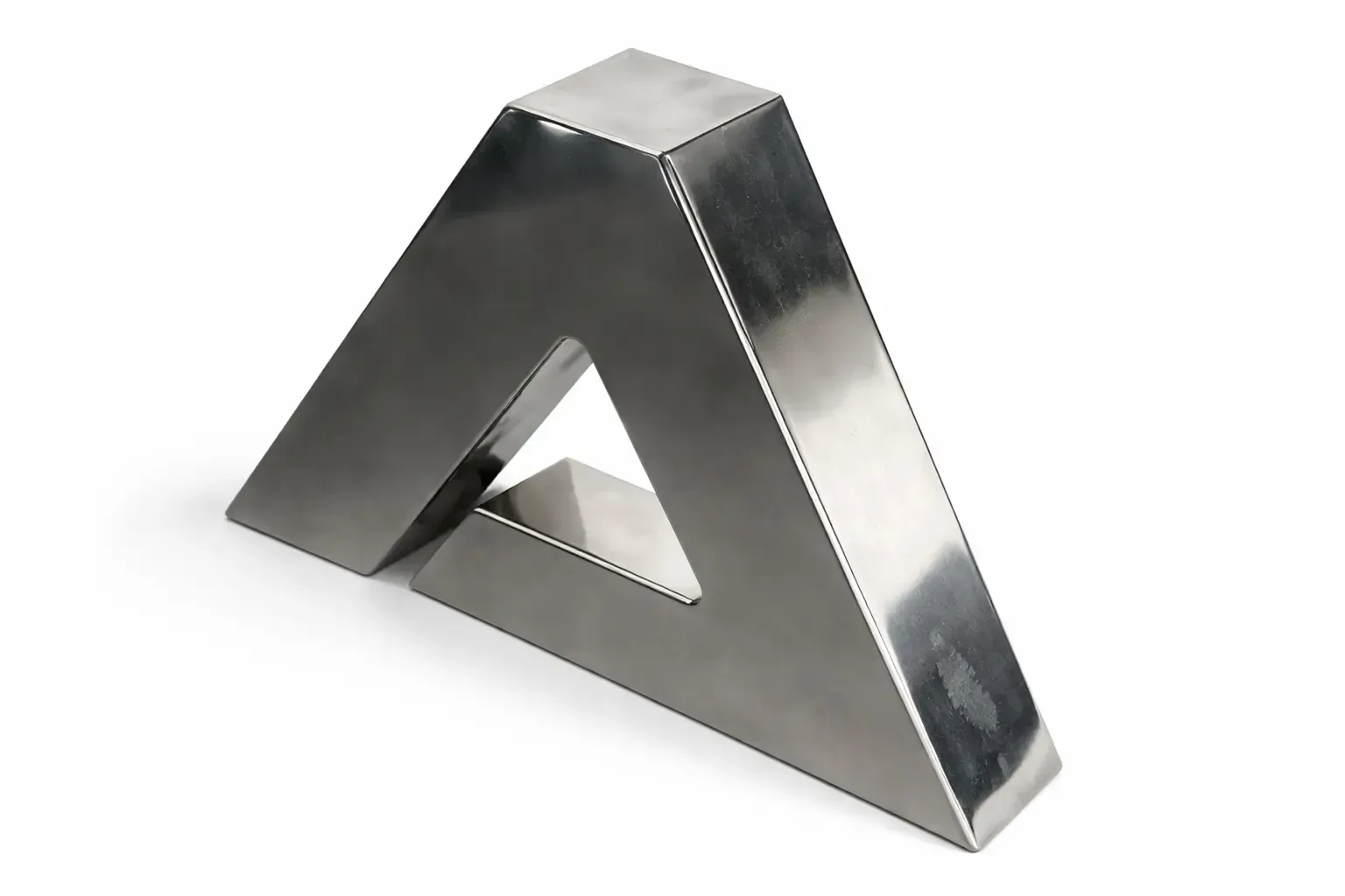 Una ilusión óptica de acero inoxidable de un triángulo, con una parte superior rectangular.