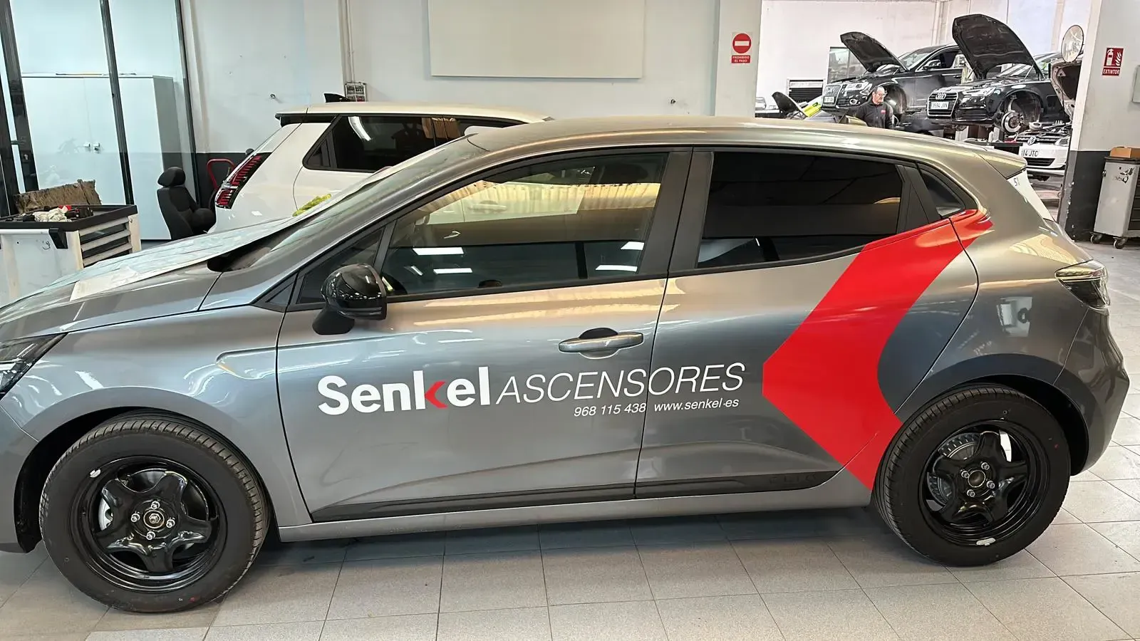 Coche gris con el logo de 