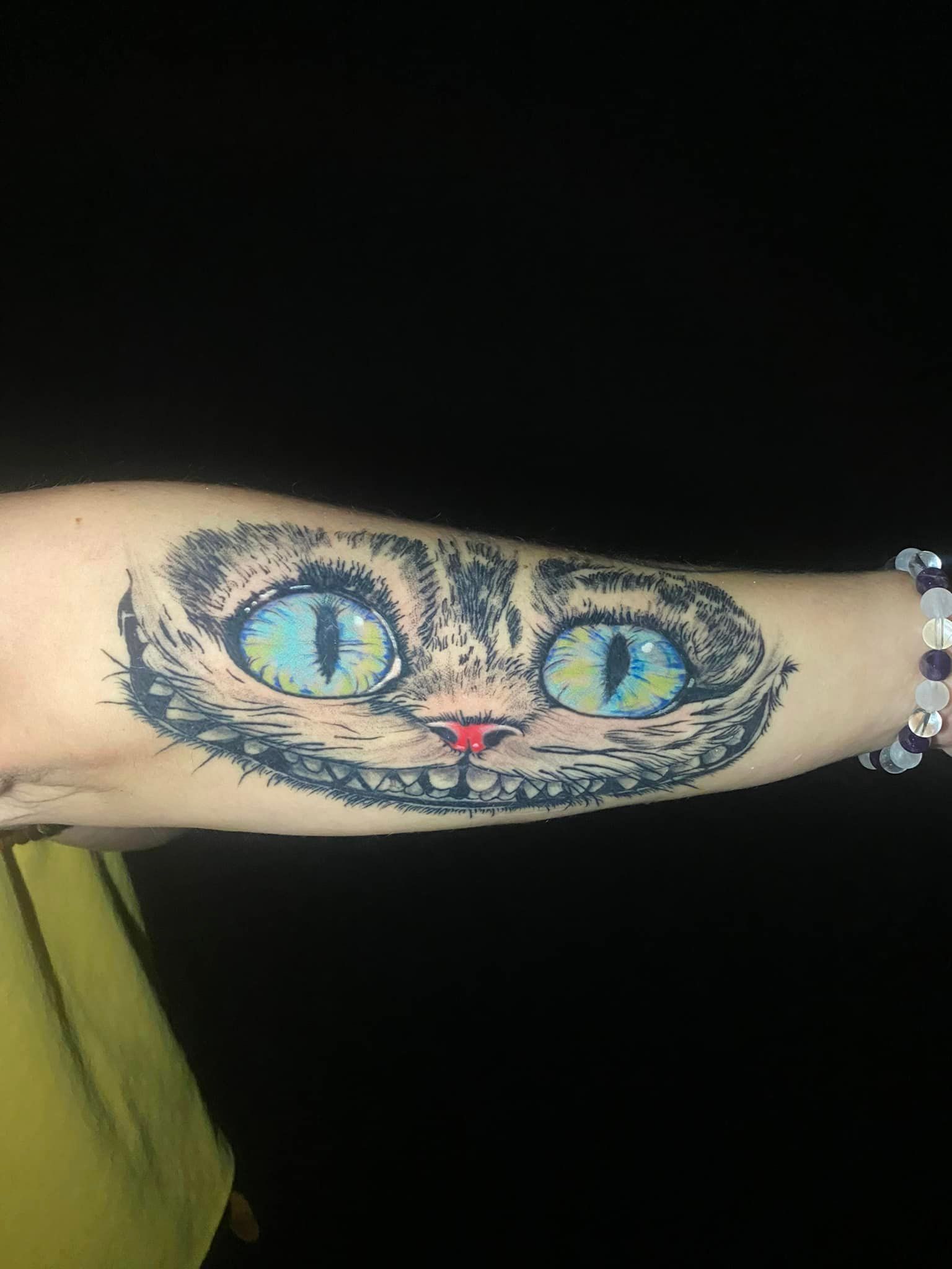 Tatouage représentant le chat d'Alice au Pays des Merveilles