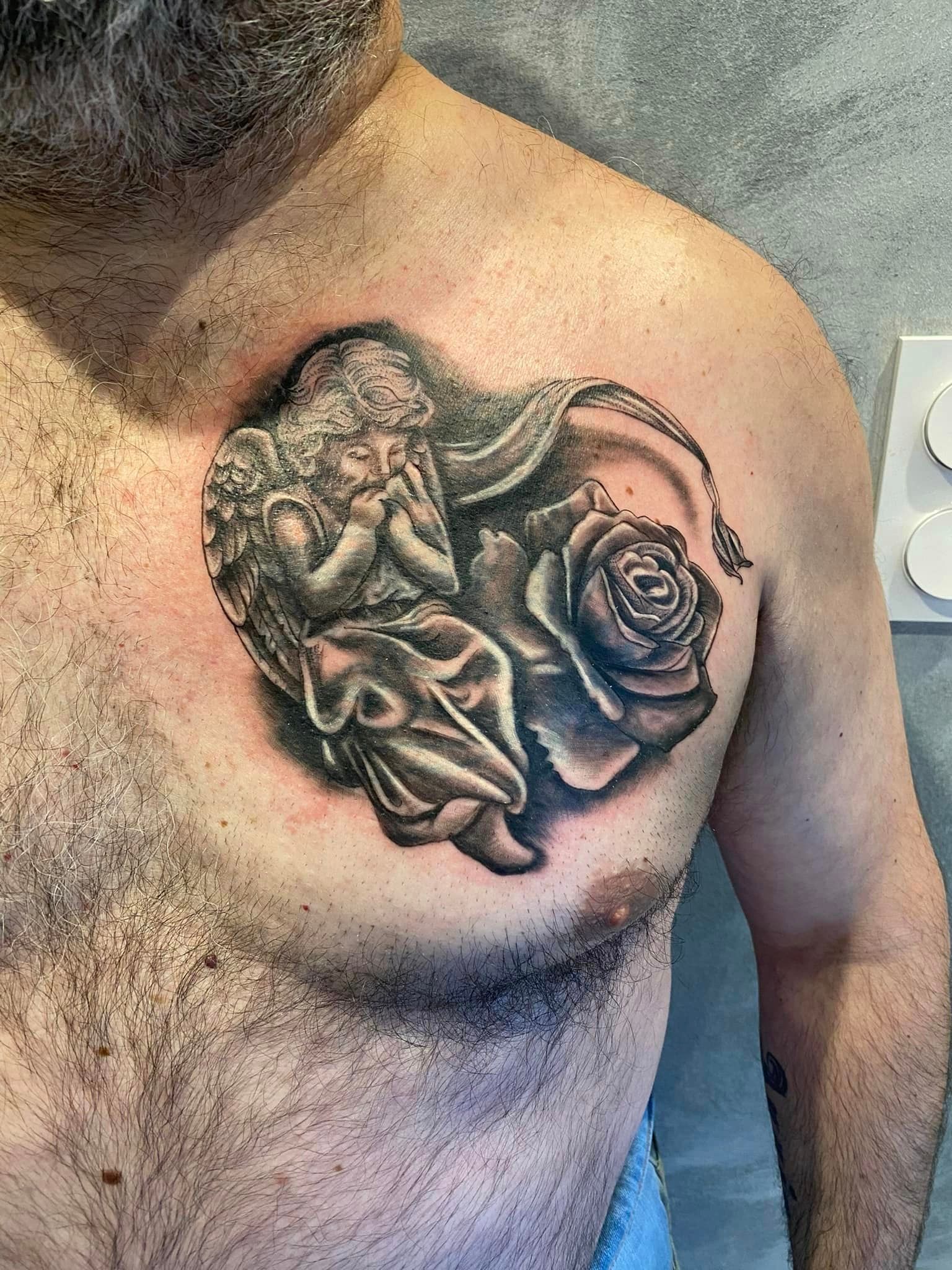 Tatouage religieux avec une rose noire