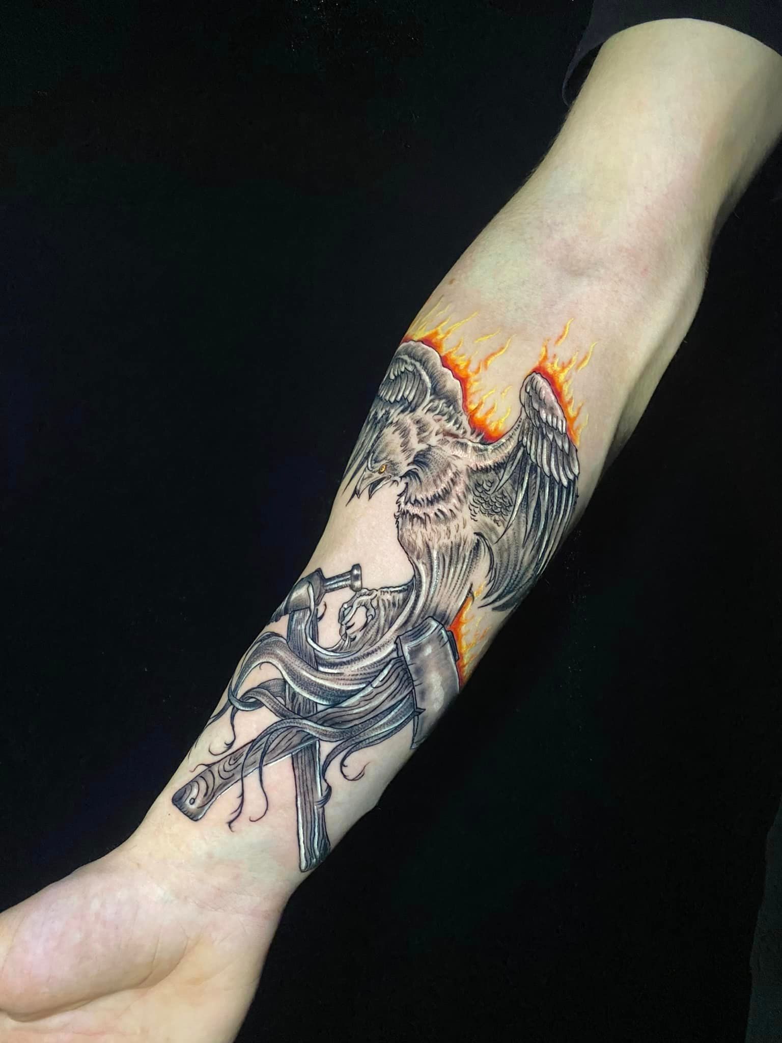 Tatouage représentant un phoenix noir et jaune