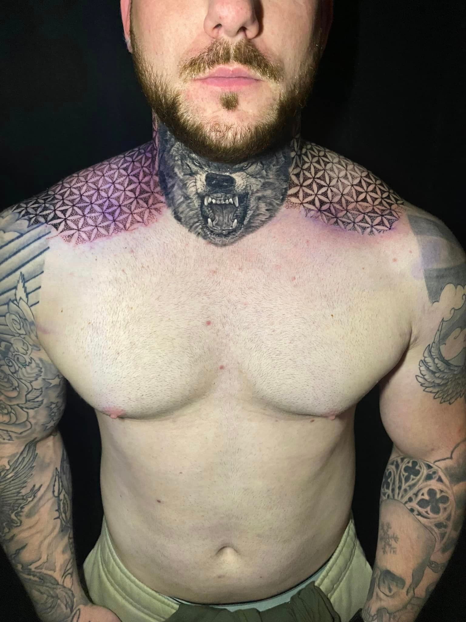 Tatouage de manchettes noires sur les 2 bras et le coup 