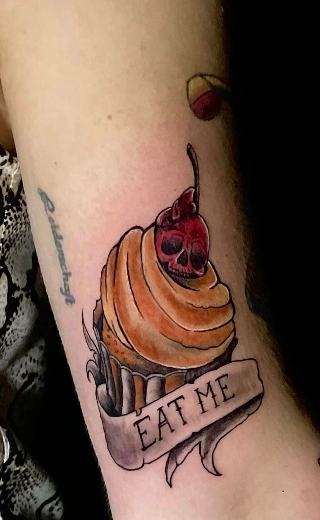 Tatouage représentant un cupcake avec une tête de mort par-dessus