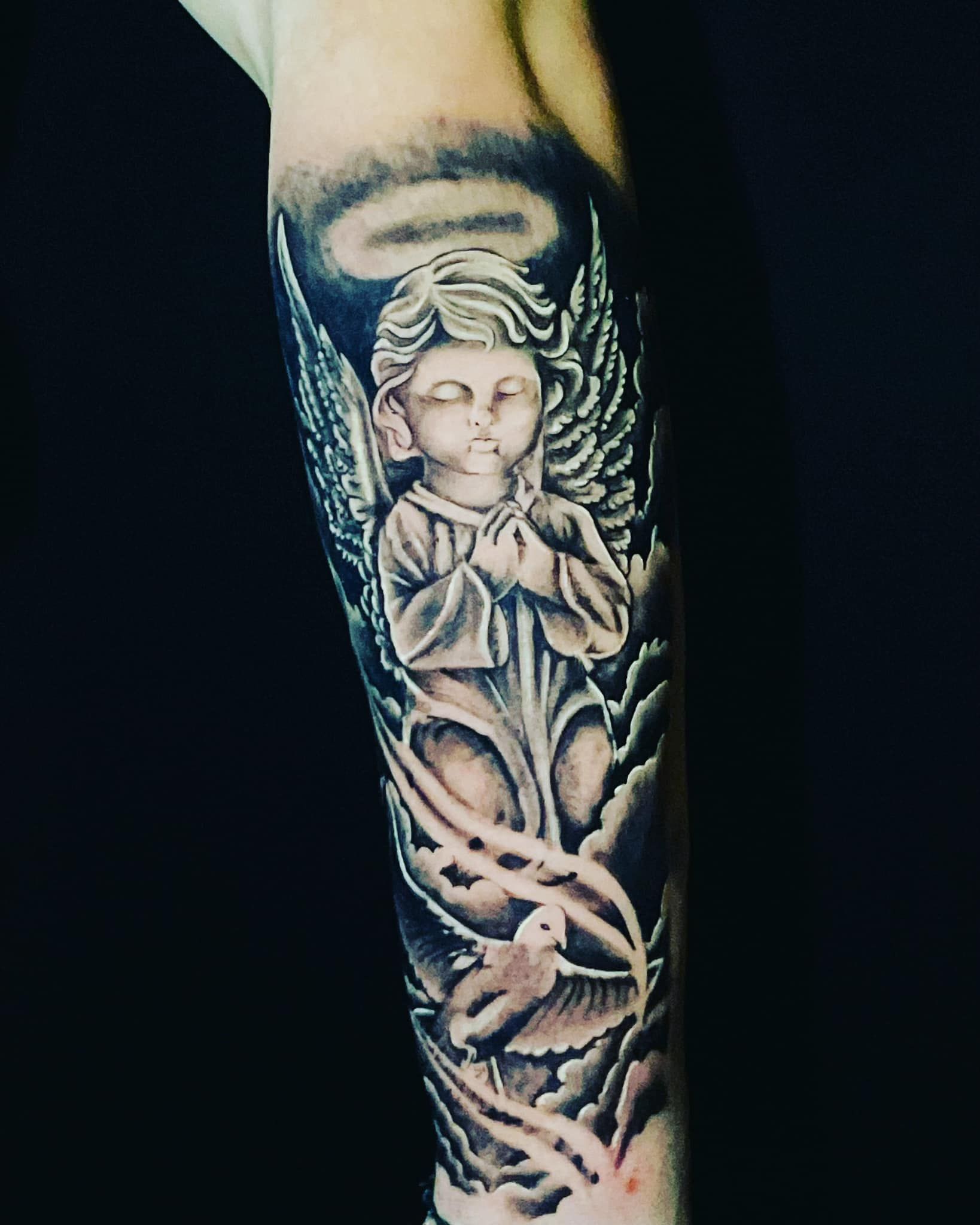 Tatouage noir de style religieux