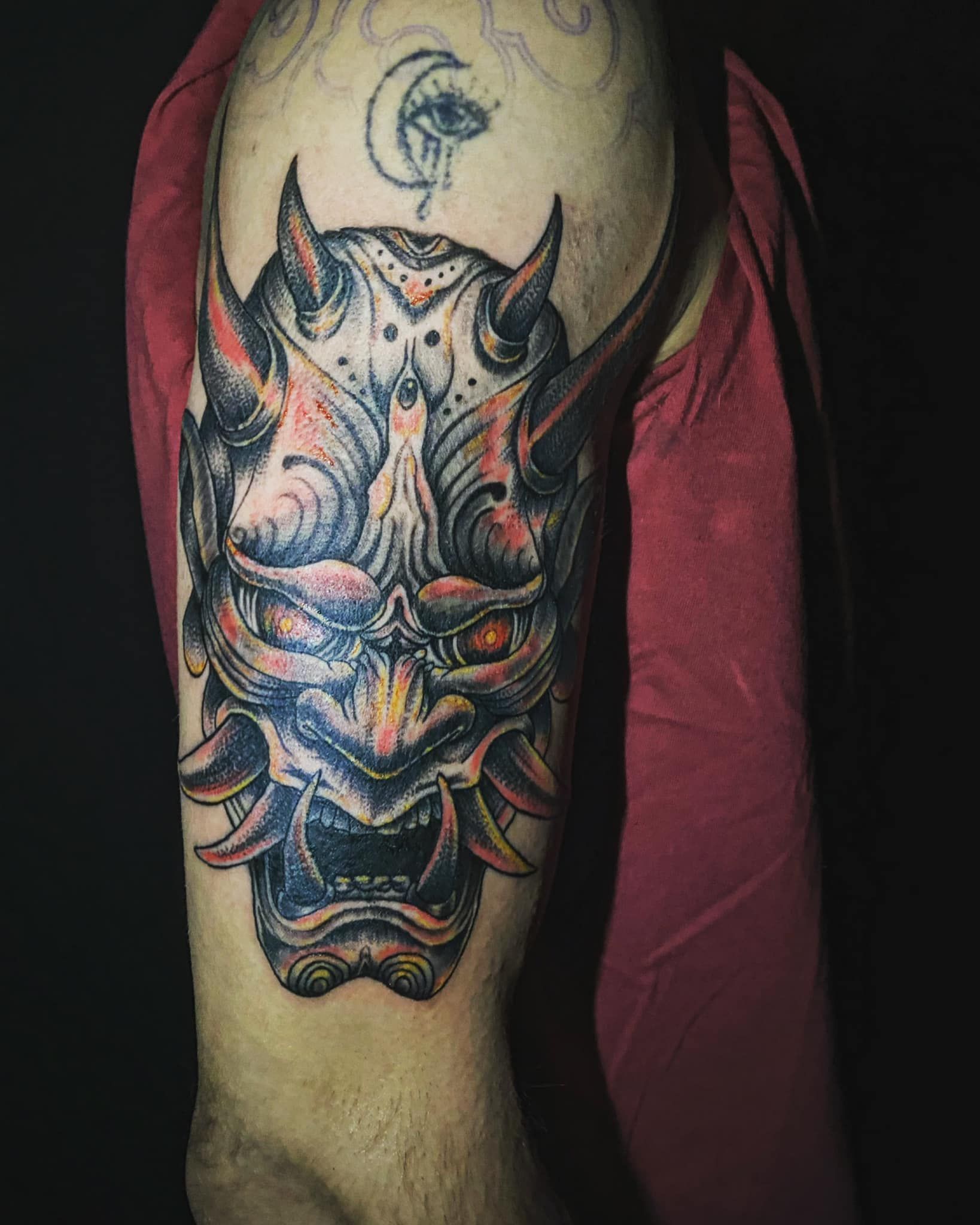 Tatouage représentant un masque japonais