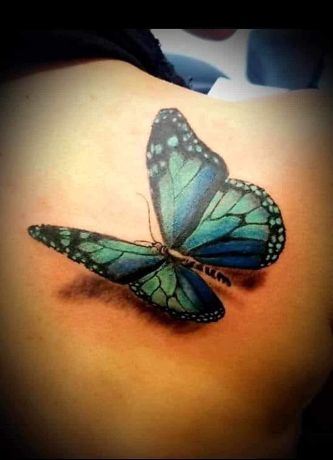 Tatouage représentant un papillon bleu